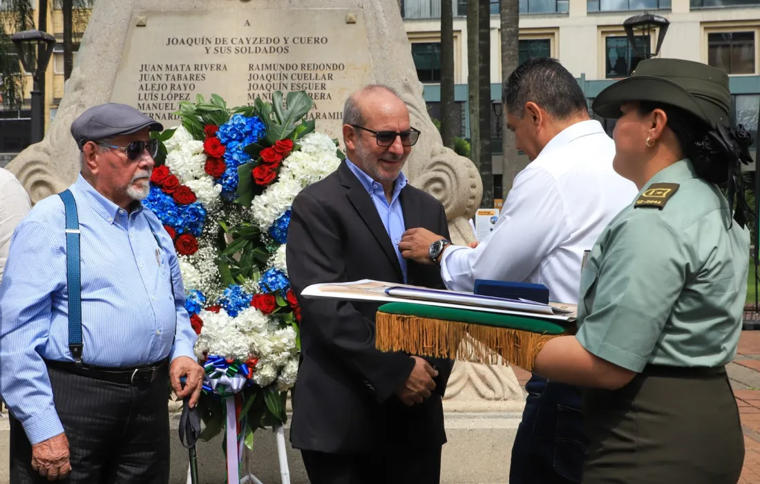 Consejo de la Orden de la Independencia condecoró a Luis Felipe Gómez, S.J. Consejo de la Orden de la Independencia condecoró a Luis Felipe Gómez, S.J.
