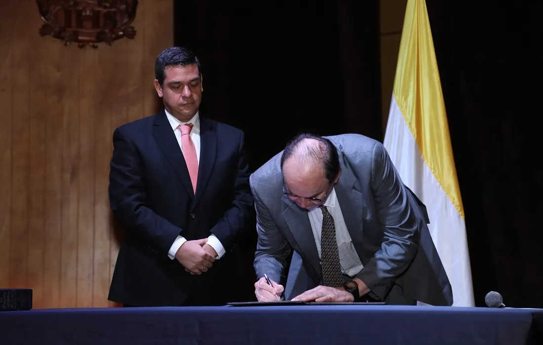 Firma-posesion-padre-Vicente-2 Firma-posesion-padre-Vicente-2