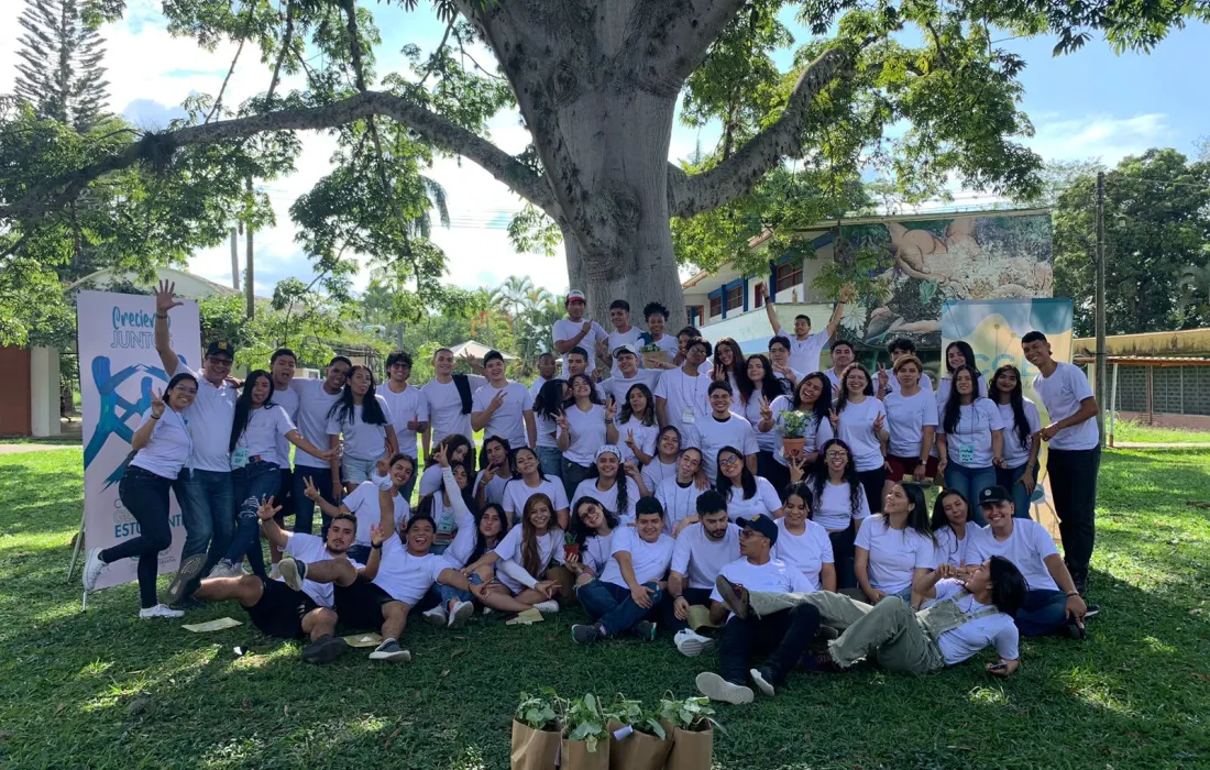 Poema: Construcción Creativa de Estudiantes Grupo Uvas Silvestres  Innovar es el futuro  En un mundo de sueños, sin cesar Donde el deseo nos hace volar. Si mi punto de vista quiero cambiar, innovar es mi manera de actuar.  Emprender es el camino a trazar,  con pasión y ganas de innovar, si mis miedos quiero vencer,  emprender debo de hacer.  En cada idea, un destello singular,  innovar es el arte de crear,  forjando un futuro sin igual,  donde el éxito nos va a encontrar.  Poema: Construcción Creativa de Estudiantes Grupo Uvas Silvestres  Innovar es el futuro  En un mundo de sueños, sin cesar Donde el deseo nos hace volar. Si mi punto de vista quiero cambiar, innovar es mi manera de actuar.  Emprender es el camino a trazar,  con pasión y ganas de innovar, si mis miedos quiero vencer,  emprender debo de hacer.  En cada idea, un destello singular,  innovar es el arte de crear,  forjando un futuro sin igual,  donde el éxito nos va a encontrar.