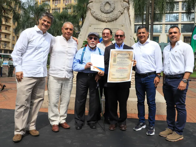 Concejo de la Orden de la Independencia condecoró a Luis Felipe Gómez, S.J. Concejo de la Orden de la Independencia condecoró a Luis Felipe Gómez, S.J.