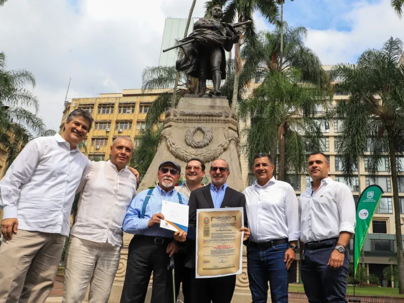 Concejo de la Orden de la Independencia condecoró a Luis Felipe Gómez, S.J. Concejo de la Orden de la Independencia condecoró a Luis Felipe Gómez, S.J.