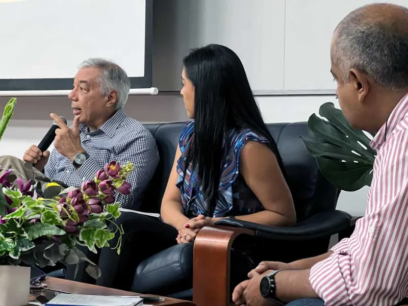 “Si no cambiamos la manera de hacer las cosas nos vamos a quedar cada vez menos desarrollados”, César Ferrari, Superintendente Financiero de Colombia “Si no cambiamos la manera de hacer las cosas nos vamos a quedar cada vez menos desarrollados”, César Ferrari, Superintendente Financiero de Colombia