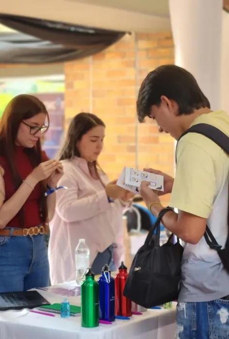 Estudiantes en stand ExpoLaborum 2023